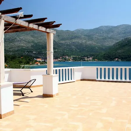On The Sea Rock Apartman Slano