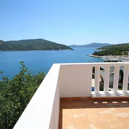 On The Sea Rock Apartment