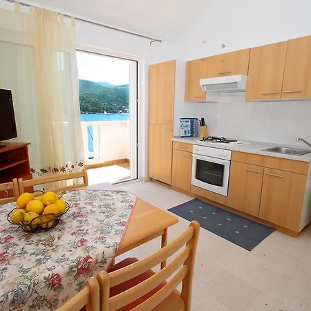 On The Sea Rock Apartment *