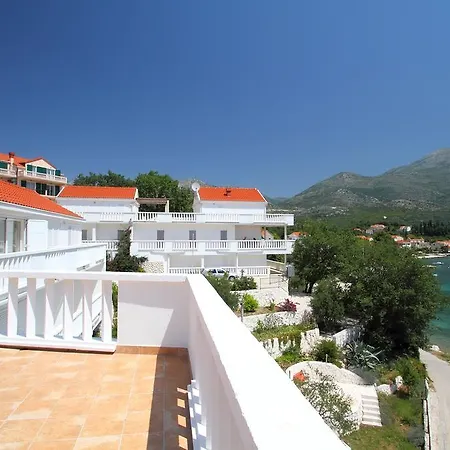 On The Sea Rock Apartman Slano