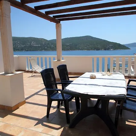 On The Sea Rock Apartman Slano