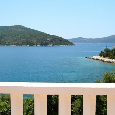 On The Sea Rock Apartman Slano