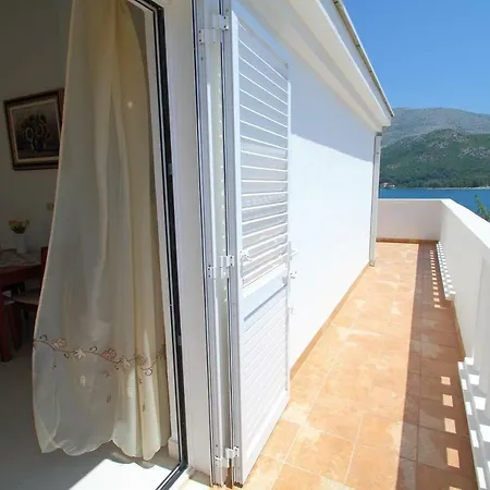 On The Sea Rock Apartment *